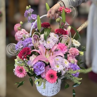 Tavaszi kosár – virágos ajándékkosár