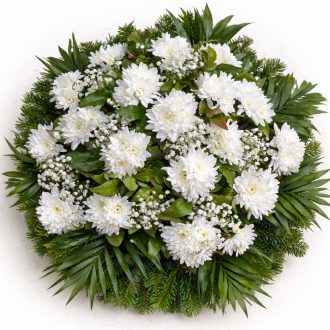   Csendes Tisztelet fehér krizantém temetési koszorú – 50 cm